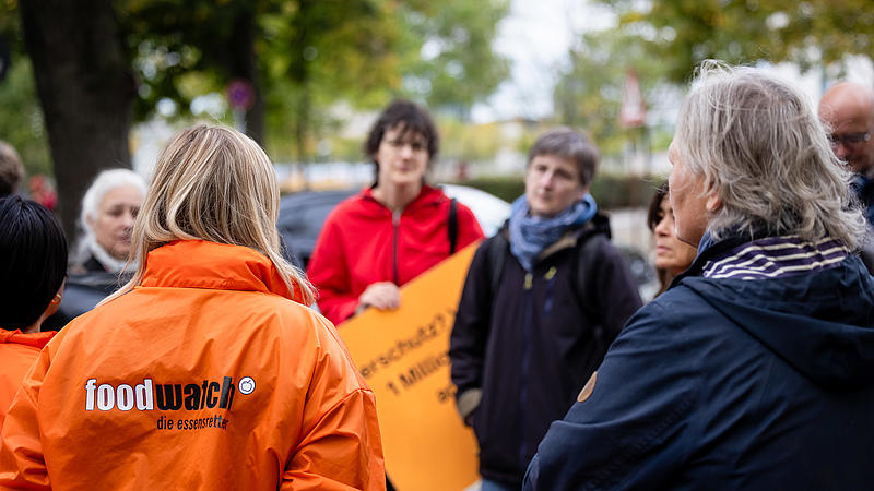 Gruppe protestierender vor dem Reichstag, die sich unterhält