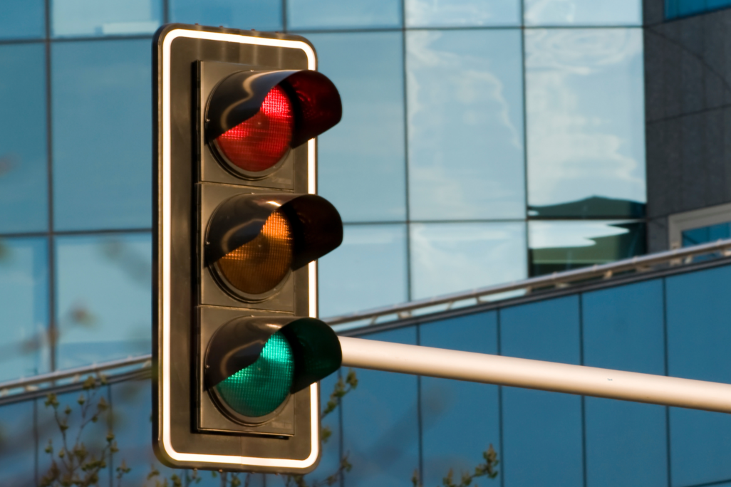 Ampel vor gläsernem Hochhaus im Regierungsviertel